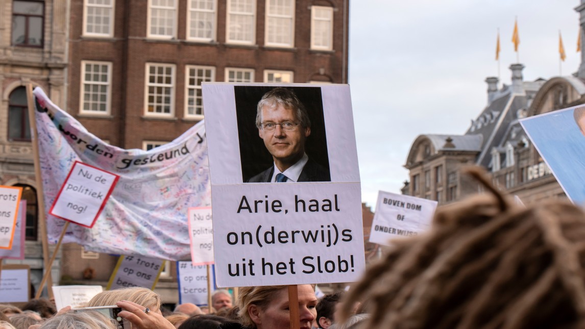 Protestbord over Arie Slob