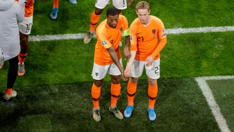 De essentie van Gen Z: Georginio Wijnaldum en Frenkie de Jong maken gebaar tegen racisme, samen voetballen is voor hen bijvoorbeeld de normaalste zaak