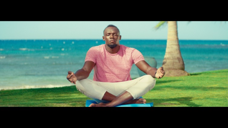 Usain Bolt op yoga retraite in nieuwe Europese campagne Allianz Direct