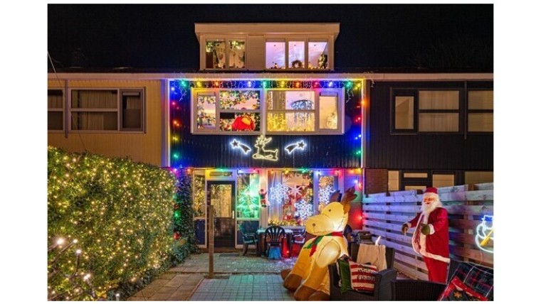 Achterzijde van huis vol kerstversieringen