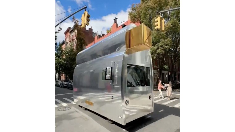 Jacquemus' Rond Carré truck rijdt door New York