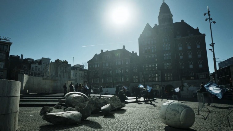 Het Monument opp de Dam, zojuist opgeblazen in de film.