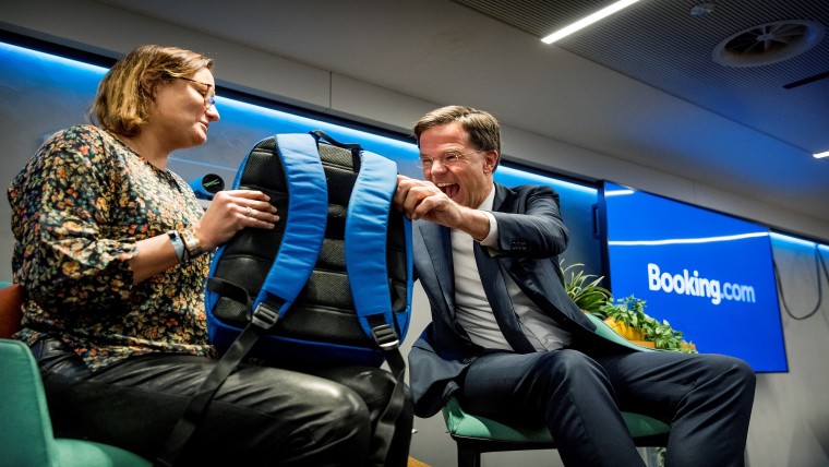 Toenmalig ceo Gillian Tans van Booking.com biedt Mark Rutte begin 2019 een rugzak aan tijdens een bezoek