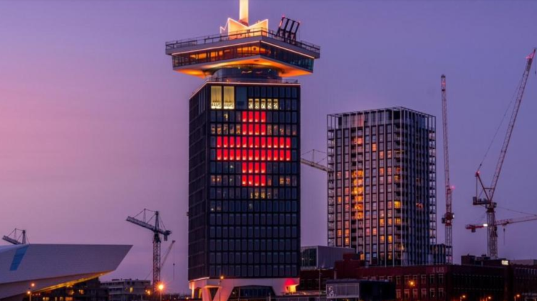 Onderdeel van de actie, het Rode Kruis op de A'DAM Toren