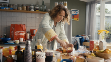 Sloddervos-mama Kruidvat in pyjama over het schoolplein