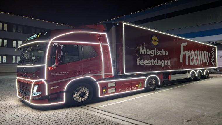 De kersttruck aan het docking station van het DC