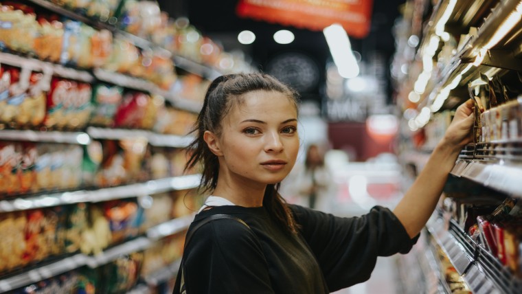 Vrouw is mystery shopper in supermarkt