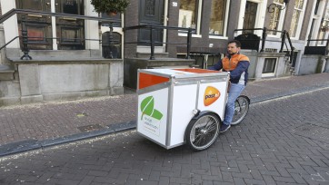 100 ritten met de dieselauto minder: PostNL zet e-bakfiets in in Amsterdam