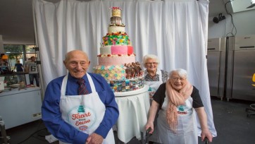 Dr. Oetker is 100, dus bakken 3 100-jarigen een taart