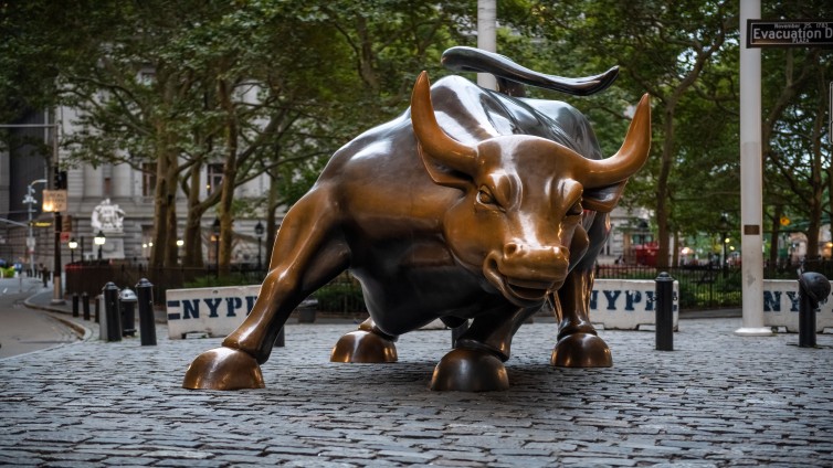 De stier op Wall Street die symbool staat voor marktoptimisme