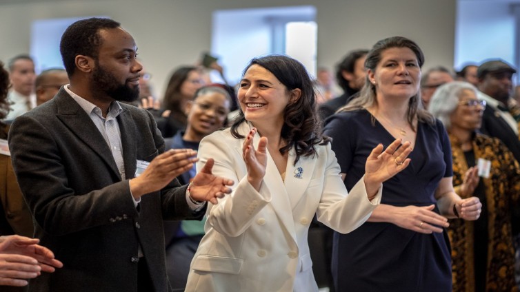 Amsterdamse wethouder Touria Meliani (midden) en Cultuur-staatssecretaris Fleur Gräper tijdens presentatie advies Nationaal…