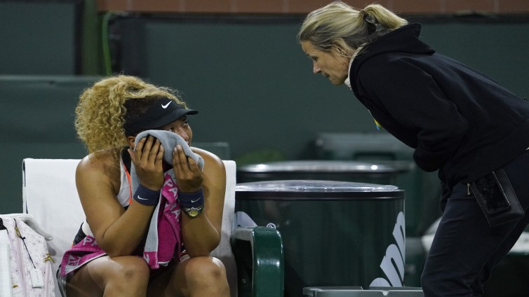 Naomi Osaka is geëmotioneerd na een opmerking van een toeschouwer in Indian Wells