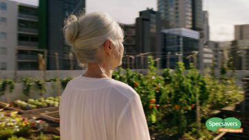 Specsavers heeft in nieuwe commercial aandacht voor gehoor klanten