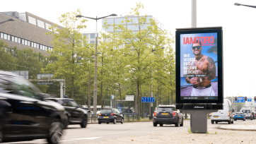 Joe Public maakt 'Britse reclame', Lebara neemt iPhone op de hak en mannen uit de kleren voor IamToro