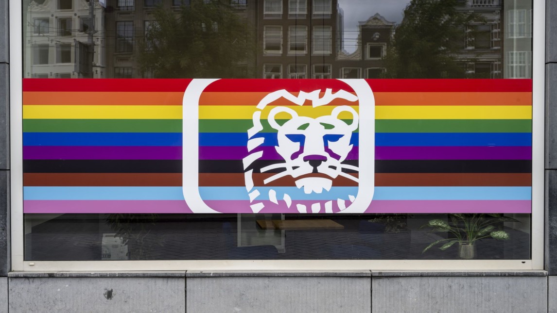 ING-etalage op het Rokin. Regenboogvlag met het logo van de bank tijdens de Prideweek.