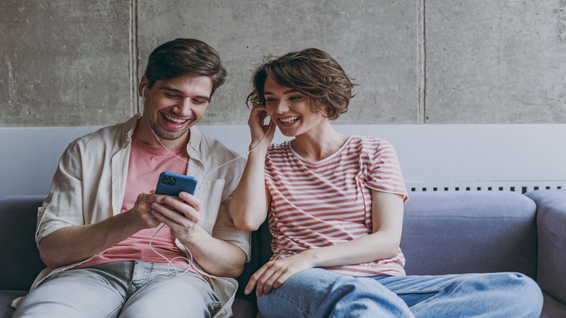 stel luistert radio op mobiel