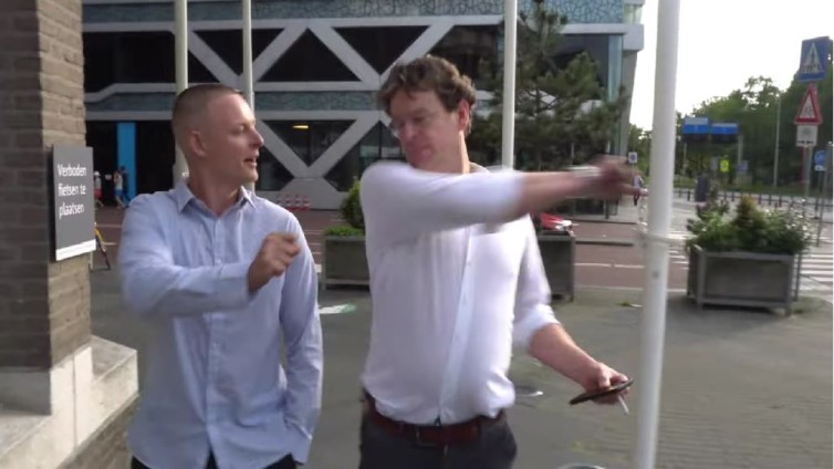 Berghuis smijt microfoon Left Laser weg