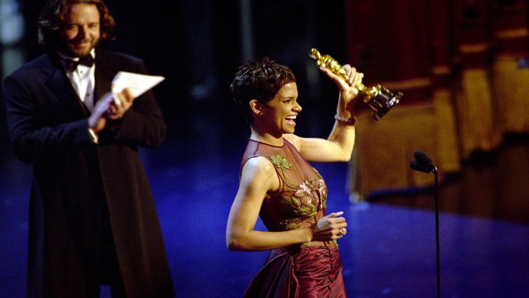 Halle Berry wint Oscar voor beste actrice voor haar rol in Monster's Ball in 2002