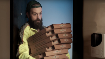 Pizzabezorger voorkomt anticlimax op vrijgezellenavond in New York Pizza-commercial