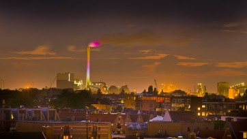 Nuon draagt diversiteit uit met regenboog-lichtshow