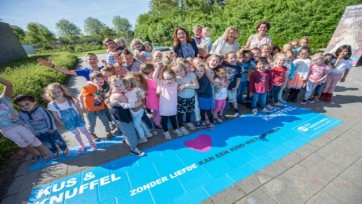 SOS Kinderdorpen creëert ‘liefdevolle momentjes’ met de eerste Kus- en Knuffelzone