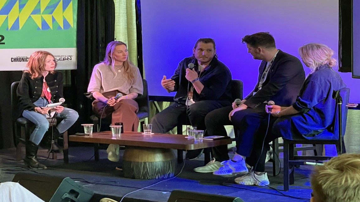 Panel met VanMoof, adidas, Signifly en North Kingdom en moderator Claartje Vogel (links op de foto)