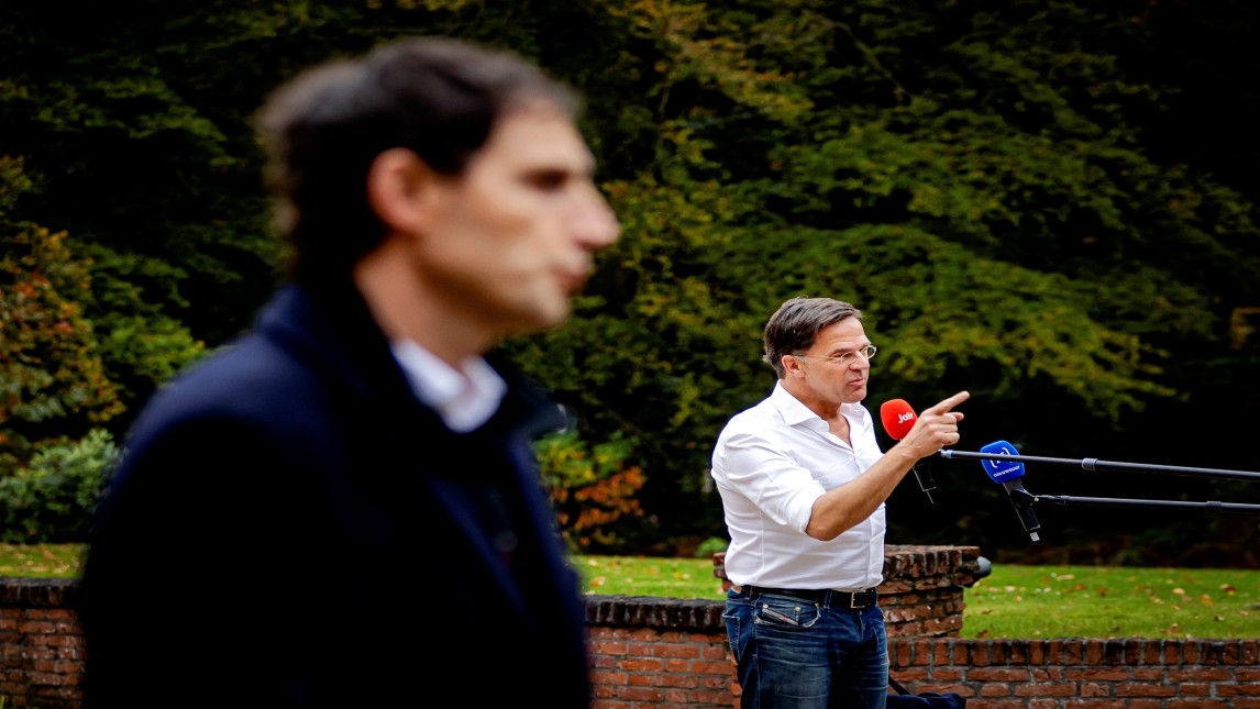 Mark Rutte en op de voorgrond Wopke Hoekstra