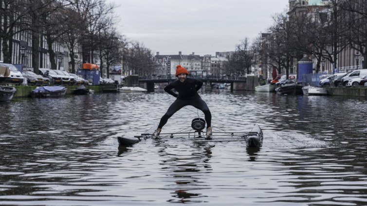 Kunstenaar Frankey, Natwerk, schaatst Keizersrace op Amsterdamse grachten