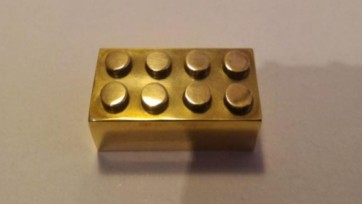 PR-gelukje: Gouden LEGO-steentje geveild voor 19 mille