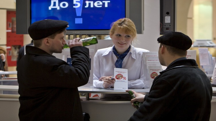 Man drinkt Heineken bier in Moskou, 2005