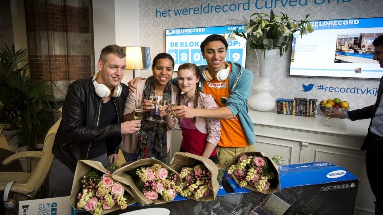 Pr-actie Samsung en HvdM: werelduurrecord tv-kijken met de nieuwe Curved UHD TV