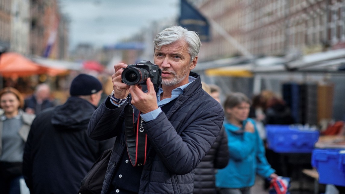 Philip Kok met zijn spiegelreflexcamera Canon, EOS 50D: 'De straat is de plek waar ik inspiratie zoek'