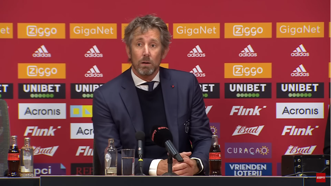 Edwin van der Sar tijdens de persconferentie over het ontslag van Alfred Schreuder