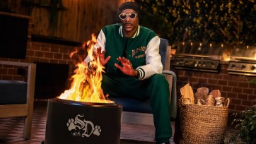 Snoop Dogg die 'stopt met roken' blijkt marketingstunt voor rookloze vuurkorf