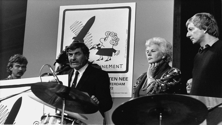 Ruud Lubbers spreekt demonstranten tegen kruisraketten toe in 1985. De meesten staan met de rug naar hem toe. 