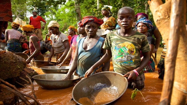 De 13-jarig Karefa Jalloh  werkt 's weekends in de goudmijn in noord Sierra Leone