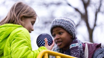 Hackaball of zo leer je kinderen spelend coderen. LoviesBest #mei