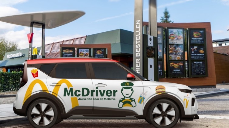 Met McDriver van McDonald's door de McDrive