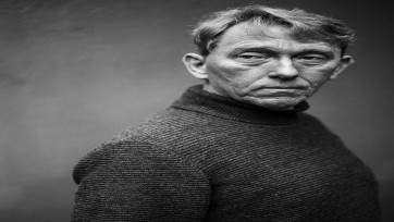 Jan Van der Cruysse, de woordvoerder met het gele jack, raakt nu bekend als thrillerschrijver