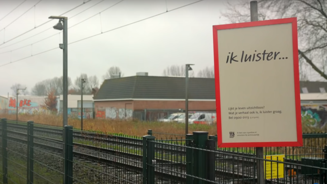 Ik luister-bord bijhet spoor