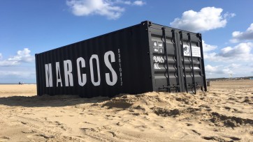 Op strand Scheveningen aangespoelde container is pr-stunt Netflix