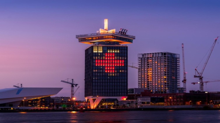 Onderdeel van de actie, het Rode Kruis op de A'DAM Toren