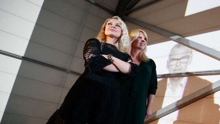 Jildou van der Bijl (l) met Linda de Mol tijdens de lancering van Linda TV