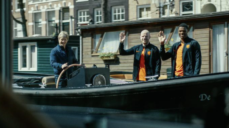 Staatsloterij laat hoogtepunten van '88 herbeleven in humoristische EK-campagne met Van Basten en Kieft