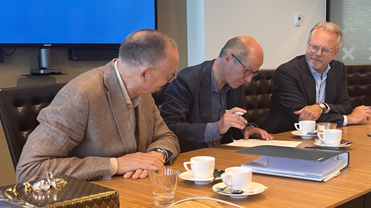 Het moment van ondertekening, v.l.n.r. Pieter Paul Verheggen, Karel Slootman, Huib Lubbers