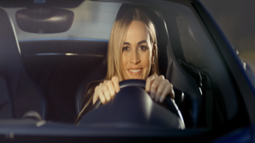 ‘Beauty on wheels’ Jorda siert opnieuw in branded videoclip Hardwell