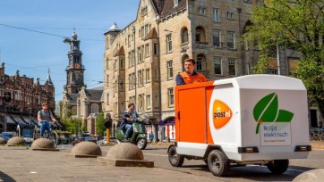 PostNL webcare helpt zoektocht vrouw die van slag raakt door een knappe bezorger