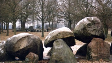 Campagne Drents Landschap tegen 'hunebed als speelplaats'