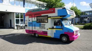 Embassy of Dutch Creativity gaat in camper on tour door Europa