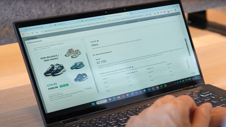 Nepwebshop op een laptop te zien